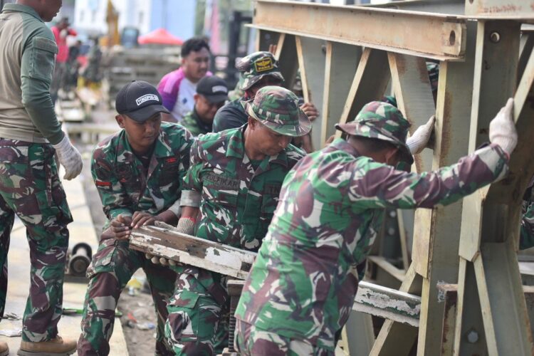 Personel Batalyon Zeni Tempur 16DA kini tengah mengebut pembangunan jembatan serupa di berbagai titik strategis lainnya di Bireuen Minggu 14122025 KETIKKABARcom Personel Batalyon Zeni Tempur 16DA kini tengah mengebut pembangunan jembatan serupa di berbagai titik strategis lainnya di Bireuen Minggu 14122025