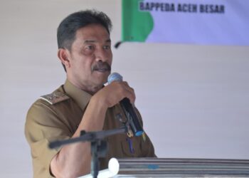 Wakil Bupati Aceh Besar Drs H Syukri membuka Rapat Publikasi Penyusunan Profil Pembangunan Daerah Kabupaten Aceh Besar tahun 2025 di Aula Bappeda Aceh Besar, Senin (15/12/2025). FOTO/ MC ACEH BESAR