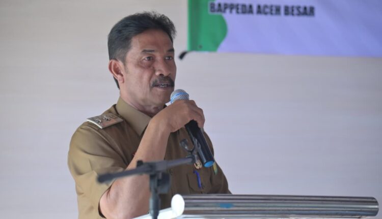 Wakil Bupati Aceh Besar Drs H Syukri membuka Rapat Publikasi Penyusunan Profil Pembangunan Daerah Kabupaten Aceh Besar tahun 2025 di Aula Bappeda Aceh Besar Senin 15122025 FOTO MC ACEH BESAR