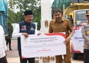 Gubernur Aceh, Muzakir Manaf, di dampingi Forkopimda Aceh menerima bantuan logistik dari Kemensos RI yg diserahkan langsung oleh Menteri Sosial RI, Saifullah Yusuf di Halaman Kantor Gubernur Aceh, Selasa, 16 Desember 2025