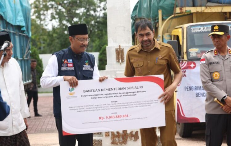 Gubernur Aceh Muzakir Manaf di dampingi Forkopimda Aceh menerima bantuan logistik dari Kemensos RI yg diserahkan langsung oleh Menteri Sosial RI Saifullah Yusuf di Halaman Kantor Gubernur Aceh Selasa 16 Desember 2025