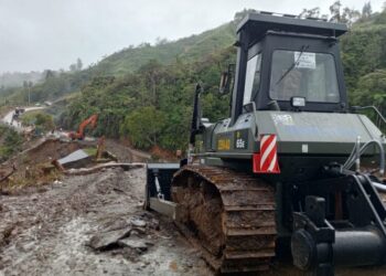 TNI AD dan PU buka Akses Jalan di wilayah Weh Pasee, perbatasan Kabupaten Aceh Utara dan Kabupaten Bener Meriah, Rabu 17/12/2025.