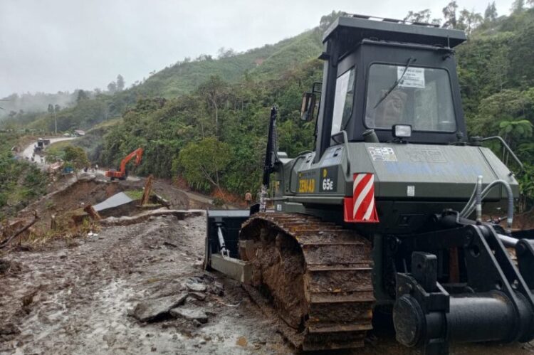 TNI AD dan PU buka Akses Jalan di wilayah Weh Pasee perbatasan Kabupaten Aceh Utara dan Kabupaten Bener Meriah Rabu 17122025 KETIKKABARcom TNI AD dan PU buka Akses Jalan di wilayah Weh Pasee perbatasan Kabupaten Aceh Utara dan Kabupaten Bener Meriah Rabu 17122025