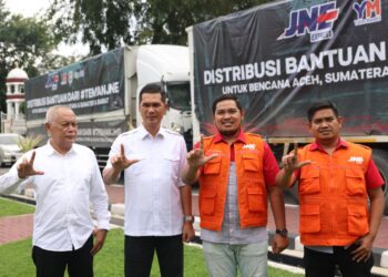 JNE mendistribusikan lebih dari 500 ton bantuan logistik untuk korban bencana banjir bandang dan tanah longsor di Aceh, diserahkan secara simbolis oleh Kepala Cabang JNE Aceh, Wahyu Purnama kepada Sekretaris Daerah (Sekda) Aceh, M. Nasir, di halaman Kantor Gubernur Aceh pada Selasa (17/12/2025).