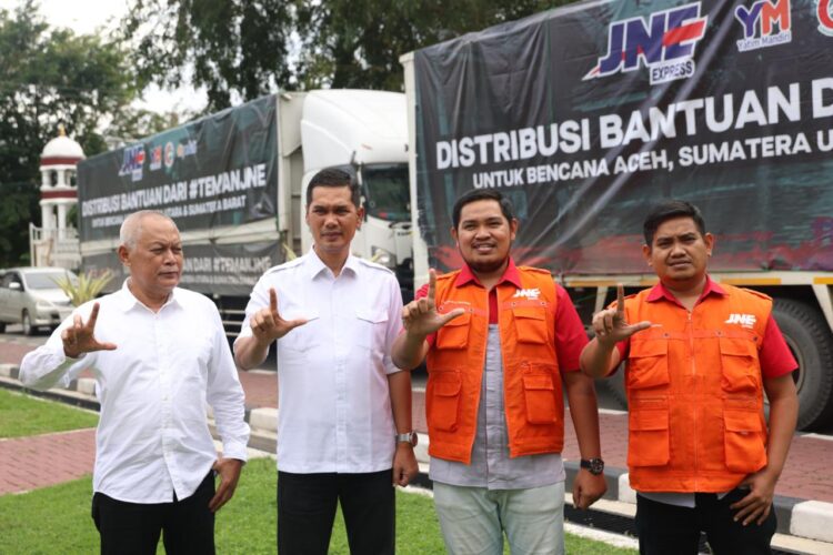 JNE mendistribusikan lebih dari 500 ton bantuan logistik untuk korban bencana banjir bandang dan tanah longsor di Aceh diserahkan secara simbolis oleh Kepala Cabang JNE Aceh Wahyu Purnama kepada Sekretaris Daerah Sekda Aceh M Nasir di halaman Kantor Gubernur Aceh pada Selasa 17122025 KETIKKABARcom JNE mendistribusikan lebih dari 500 ton bantuan logistik untuk korban bencana banjir bandang dan tanah longsor di Aceh diserahkan secara simbolis oleh Kepala Cabang JNE Aceh Wahyu Purnama kepada Sekretaris Daerah Sekda Aceh M Nasir di halaman Kantor Gubernur Aceh pada Selasa 17122025