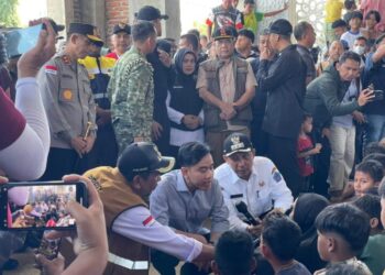 Kapolda Aceh, Irjen Pol. Drs. Marzuki Ali Basyah dampingi Wakil Presiden Republik Indonesia, Gibran Rakabuming Raka, lakukan kunjungan kerja ke sejumlah titik terdampak banjir bandang di Kabupaten Pidie Jaya, Rabu, 17/12/2025.