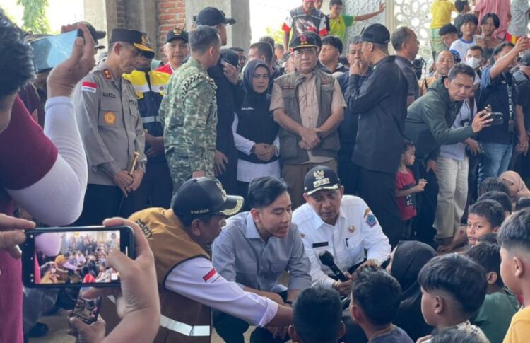 Kapolda Aceh Irjen Pol Drs Marzuki Ali Basyah dampingi Wakil Presiden Republik Indonesia Gibran Rakabuming Raka lakukan kunjungan kerja ke sejumlah titik terdampak banjir bandang di Kabupaten Pidie Jaya Rabu 17122025