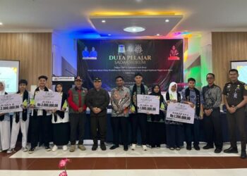 Kepala Kejaksaan Negeri Aceh Besar, Jemmy Novian Tirayudi, menutup acara Seleksi Duta Pelajar Sadar Hukum tingkat SMP sederajat tahun 2025, di Aula Hotel Permata Hati, Kamis, 18/12/2025