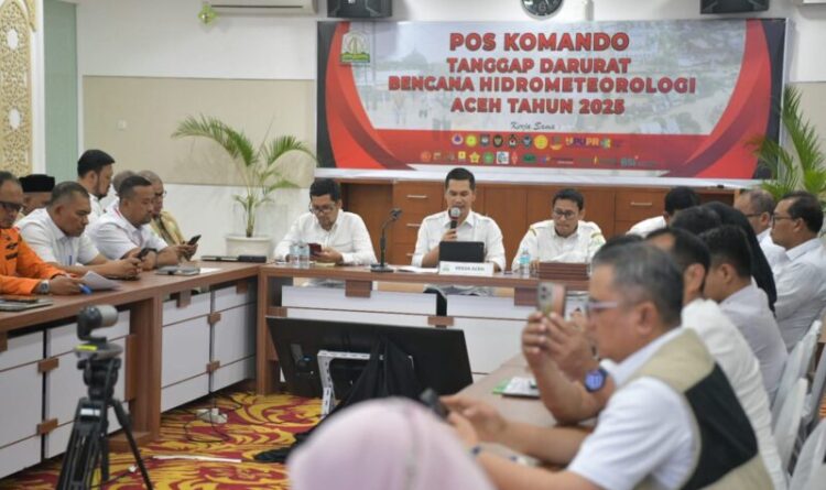 Sekda Aceh M Nasir SIP MPA Memimpin Rapat Evaluasi Anev Penangulangan Bencana Hidrometeorologi Aceh Hari ke 27 di Posko Tanggap Darurat Pemerintah Aceh Ruang Rapat Potensi Daerah Kantor Gubernur Aceh Rabu 24122025