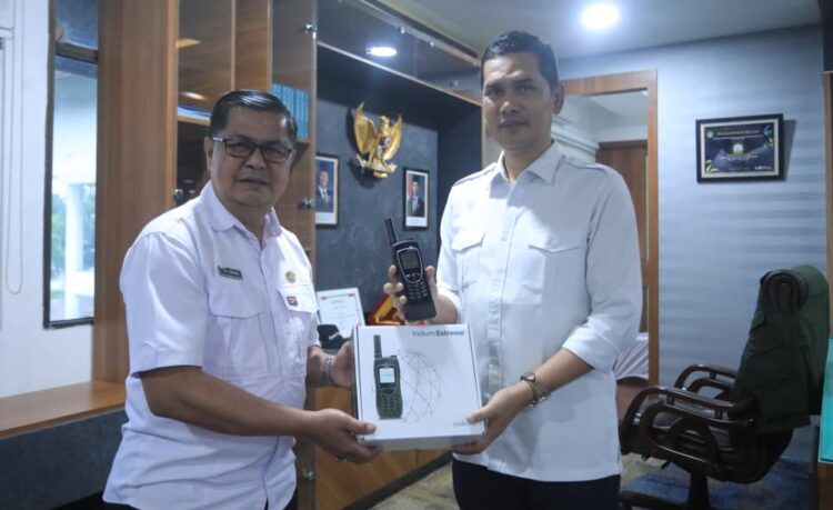 Kepala Diskominsa Aceh Edi Yandra menyerahkan 10 unit telepon satelit merek Iridium Extreme kepada Sekretaris Daerah Sekda Aceh M Nasir di Banda Aceh Rabu 24 Desember 2025