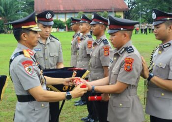 Kapolda Aceh Irjen Pol Marzuki Ali Basyah resmi melantik 114 siswa Pendidikan Pembentukan Bintara Diktukba Polri dalam upacara penutupan pendidikan di Sekolah Polisi Negara SPN Polda Aceh Seulawah Kabupaten Aceh Besar Rabu 24 Desember 2025 KETIKKABARcom Kapolda Aceh Irjen Pol Marzuki Ali Basyah resmi melantik 114 siswa Pendidikan Pembentukan Bintara Diktukba Polri dalam upacara penutupan pendidikan di Sekolah Polisi Negara SPN Polda Aceh Seulawah Kabupaten Aceh Besar Rabu 24 Desember 2025