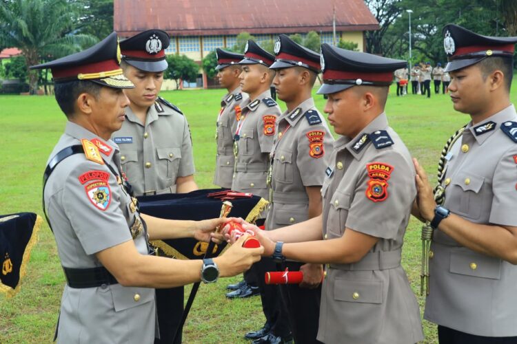 Kapolda Aceh Irjen Pol Marzuki Ali Basyah resmi melantik 114 siswa Pendidikan Pembentukan Bintara Diktukba Polri dalam upacara penutupan pendidikan di Sekolah Polisi Negara SPN Polda Aceh Seulawah Kabupaten Aceh Besar Rabu 24 Desember 2025 KETIKKABARcom Kapolda Aceh Irjen Pol Marzuki Ali Basyah resmi melantik 114 siswa Pendidikan Pembentukan Bintara Diktukba Polri dalam upacara penutupan pendidikan di Sekolah Polisi Negara SPN Polda Aceh Seulawah Kabupaten Aceh Besar Rabu 24 Desember 2025