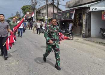 Prajurit TNI Angkatan Darat dari Korem 011Lilawangsa membubarkan aksi sekelompok masyarakat yang membawa bendera Gerakan Aceh Merdeka GAM di Kota Lhokseumawe Aceh Kamis 25 Desember 2025