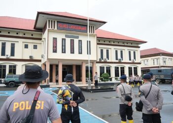 Kapolres Lhokseumawe Ajun Komisaris Besar Polisi Dr. Ahzan memimpin apel penyambutan personel Bawah Kendali Operasi (BKO) Brimob dalam rangka misi kemanusiaan pemulihan pascabencana banjir di wilayah hukum Polres Lhokseumawe, Minggu, 28 Desember 2025.
