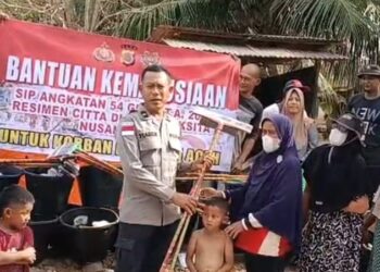 Alumni Sekolah Inspektur Polisi (SIP) angkatan 54.2 Resimen Citta Dharma Laksita Nusantara menyalurkan bantuan sosial bagi warga terdampak banjir di Desa Bundar, Kecamatan Karang Baru, Kabupaten Aceh Tamiang, Selasa, 23 Desember 2025.