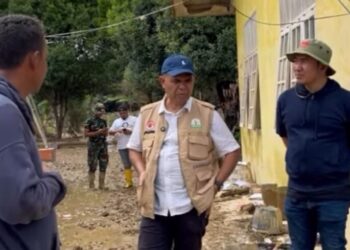 Plt. Kadisdik Aceh, Murthalamuddin meninjau kerusakan sarana sekolah di Aceh Tamiang, Minggu (28/12).