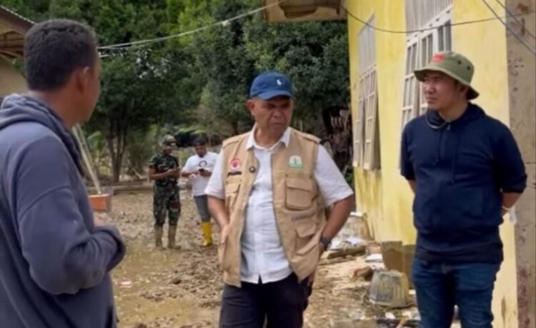 Plt Kadisdik Aceh Murthalamuddin meninjau kerusakan sarana sekolah di Aceh Tamiang Minggu 2812 KETIKKABARcom Plt Kadisdik Aceh Murthalamuddin meninjau kerusakan sarana sekolah di Aceh Tamiang Minggu 2812