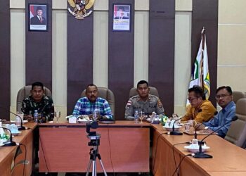 Bupati Aceh Besar Muharam Idris yang diwakili Asisten II Sekdakab Aceh Besar M Ali SSos MSi bersama unsur Forkopimda Aceh Besar mengikuti Rakor Zoom Pengendalian Inflasi Daerah secara Daring di Ruang Rapat Aula lantai 3 Kantor Bupati Aceh Besar Kota Jantho, Senin(29/12/2025). FOTO/PROKOPIM PEMKAB ACEH BESAR