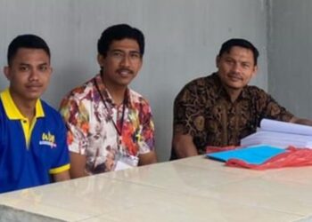 Terdakwa Zulfurqan (kiri) bersama Peasant Hukum Rian Apriesta R (tengah) dan Helfandra Busrian. FOTO/for ketikkabar.