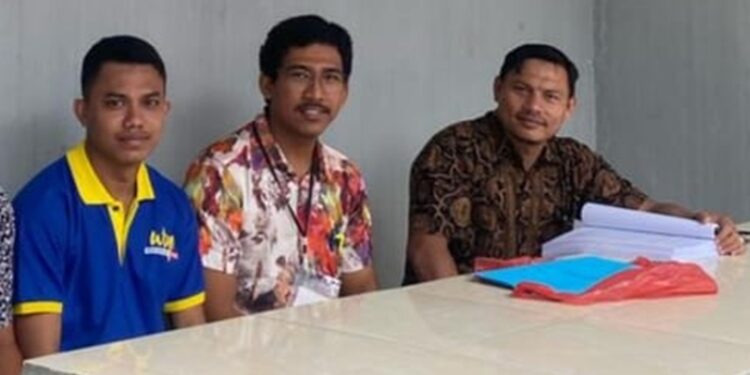 Terdakwa Zulfurqan kiri bersama Peasant Hukum Rian Apriesta R tengah dan Helfandra Busrian FOTOfor ketikkabar KETIKKABARcom Terdakwa Zulfurqan kiri bersama Peasant Hukum Rian Apriesta R tengah dan Helfandra Busrian FOTOfor ketikkabar