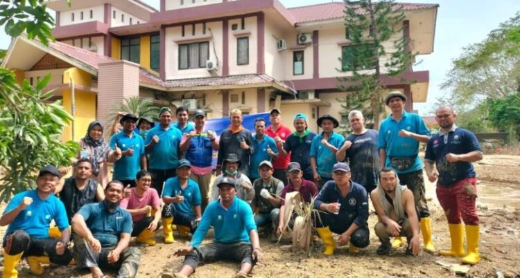 Puluhan relawan Aparatur Sipil Negara ASN dari Dinas Kesehatan Aceh foto bersama usai membersihkan kantor Dinas Kesehatan Kabupaten Aceh Tamiang dari genangan lumpur pada 29 hingga 30 Desember 2025
