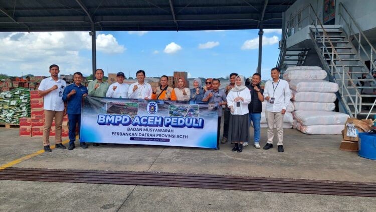 Badan Musyawarah Perbankan Daerah BMPD Aceh menyalurkan bantuan kemanusiaan bagi korban bencana banjir dan tanah longsor melalui posko Badan Nasional Penanggulangan Bencana BNPB di Lanud Sultan Iskandar Muda Rabu 31 Desember 2025 KETIKKABARcom Badan Musyawarah Perbankan Daerah BMPD Aceh menyalurkan bantuan kemanusiaan bagi korban bencana banjir dan tanah longsor melalui posko Badan Nasional Penanggulangan Bencana BNPB di Lanud Sultan Iskandar Muda Rabu 31 Desember 2025