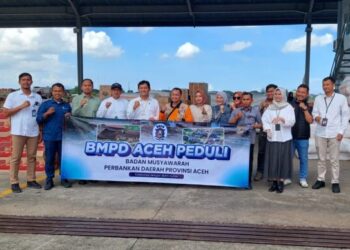 Badan Musyawarah Perbankan Daerah (BMPD) Aceh menyalurkan bantuan kemanusiaan bagi korban bencana banjir dan tanah longsor melalui posko Badan Nasional Penanggulangan Bencana (BNPB) di Lanud Sultan Iskandar Muda, Rabu, 31 Desember 2025.