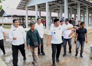 Bupati Aceh Besar, H Muharram Idris bersama Kadis Pertanian Aceh Besar, Jafar SP MSi, tinjau Pasar Hewan yang baru direhap di Sibreh, Kecamatan Sukamakmur, Aceh Besar, Rabu (31/12/2025). FOTO/MC ACEH BESAR