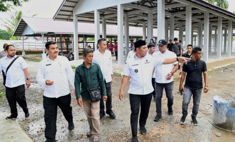 Bupati Aceh Besar H Muharram Idris bersama Kadis Pertanian Aceh Besar Jafar SP MSi tinjau Pasar Hewan yang baru direhap di Sibreh Kecamatan Sukamakmur Aceh Besar Rabu 31122025 FOTOMC ACEH BESAR KETIKKABARcom Bupati Aceh Besar H Muharram Idris bersama Kadis Pertanian Aceh Besar Jafar SP MSi tinjau Pasar Hewan yang baru direhap di Sibreh Kecamatan Sukamakmur Aceh Besar Rabu 31122025 FOTOMC ACEH BESAR