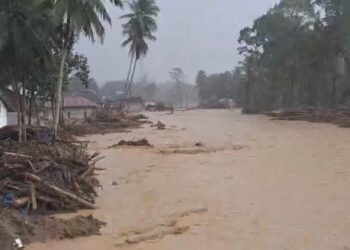 Air Sungai Angola di Garoga, Tapsel, kembali meluap karena hujan. (Foto: Dok. Polres Tapsel)