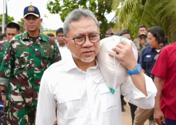 Menteri Koordinator Bidang Pangan Zulkifli Hasan atau Zulhas pangku beras saat mengunjungi korban bencana di Sumatera Barat, pada 30/11/2025./ FOTO: Ist