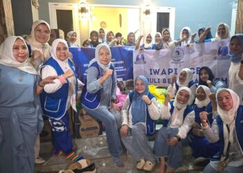 Pengurus IWAPI Aceh menyalurkan bantuan logistik kepada warga terdampak bencana banjir bandang di Aceh. FOTO/Dok.IWAPI Aceh