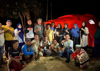 Ketua Komisi V DPRA, Rijaluddin, S.H., M.H., meninjau dan menyalurkan bantuan ke lokasi pengungsian. FOTO/Humas DPRA.