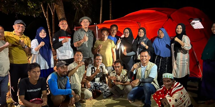 Ketua Komisi V DPRA Rijaluddin SH MH meninjau dan menyalurkan bantuan ke lokasi pengungsian FOTOHumas DPRA KETIKKABARcom Ketua Komisi V DPRA Rijaluddin SH MH meninjau dan menyalurkan bantuan ke lokasi pengungsian FOTOHumas DPRA