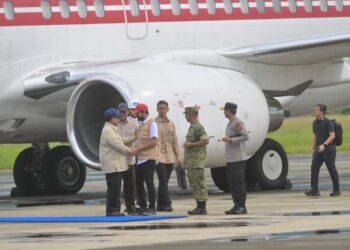 Gubernur Aceh, H. Muzakir Manaf, bersama Pangdam Iskandar Muda, Kapolda Aceh, Wakil Gubernur, dan Sekretaris Daerah (Sekda) Aceh, menjemput kedatangan Presiden Republik Indonesia, Prabowo Subianto, di Bandara Sultan Iskandar Muda, Aceh Besar, pada Minggu, 7/12/2025./FOTO: HUMAS