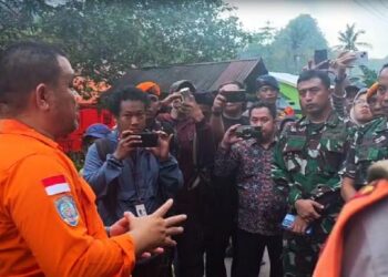 Basarnas Makassar mengerahkan puluhan personel Tim SAR Gabungan untuk mencari pesawat ATR 42-500 milik Indonesia Air Transport yang hilang kontak di wilayah Maros, Sabtu (17/1/2026).
