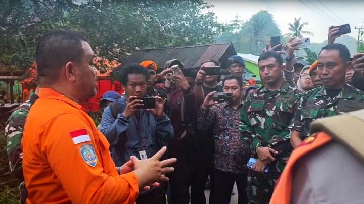 Basarnas Makassar mengerahkan puluhan personel Tim SAR Gabungan untuk mencari pesawat ATR 42500 milik Indonesia Air Transport yang hilang kontak di wilayah Maros Sabtu 1712026 KETIKKABARcom Basarnas Makassar mengerahkan puluhan personel Tim SAR Gabungan untuk mencari pesawat ATR 42 500 milik Indonesia Air Transport yang hilang kontak di wilayah Maros Sabtu 1712026