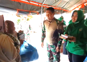 Ketua Persit Kartika Chandra Kirana Cabang XXV Dim 0119/Bener Meriah melakukan kegiatan sosial dengan menyalurkan bantuan pendidikan kepada anak-anak Sekolah Dasar Uning Mas, Kabupaten Bener Meriah, pada Rabu, 14/1/2026.