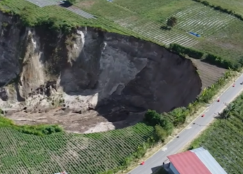 Fenomena lubang raksasa serupa sinkhole di Kampung Bah Kecamatan Ketol Kabupaten Aceh TengahFOTO Tangkap Layar Youtube KETIKKABARcom Fenomena lubang raksasa serupa sinkhole di Kampung Bah Kecamatan Ketol Kabupaten Aceh TengahFOTO Tangkap Layar Youtube
