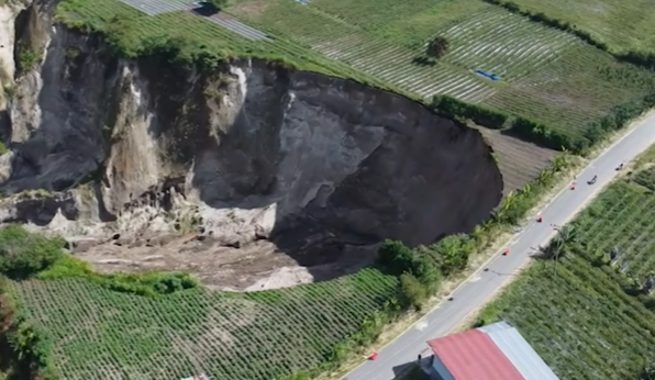 Fenomena lubang raksasa serupa sinkhole di Kampung Bah Kecamatan Ketol Kabupaten Aceh TengahFOTO Tangkap Layar Youtube KETIKKABARcom Fenomena lubang raksasa serupa sinkhole di Kampung Bah Kecamatan Ketol Kabupaten Aceh TengahFOTO Tangkap Layar Youtube
