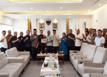 Dewan Perwakilan Rakyat Aceh (DPRA) menerima kunjungan kerja dan koordinasi lintas sektor dari Pemerintah Kabupaten Aceh Barat dalam rangka memperkuat sinergi pembangunan sektor kesehatan di Aceh. Pertemuan tersebut berlangsung di ruang kerja Ketua DPRA, Banda Aceh, Selasa (6/1).