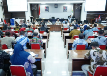 Komisi II Dewan Perwakilan Rakyat Aceh (DPRA) menggelar rapat koordinasi bersama mitra kerja guna mengidentifikasi dampak serta merumuskan rencana aksi penanganan bencana hidrometeorologi di Aceh, Kamis (8/1), di Aula Serba Guna DPRA