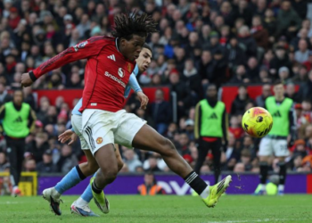 Patrick Dorgu mencetak gol dalam pertandingan sepak bola Liga Inggris antara Manchester United vs Manchester City di Old Trafford di Manchester barat laut Inggris pada 17 Januari 2026 Foto oleh Darren Staples AFP