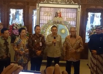 Suasana di Keraton Surakarta Hadiningrat memanas saat Menteri Kebudayaan Fadli Zon menyerahkan SK penunjukan pelaksana pengelolaan cagar budaya pada Minggu (18/1/2026)./FOTO: Tangkap Layar Youtube