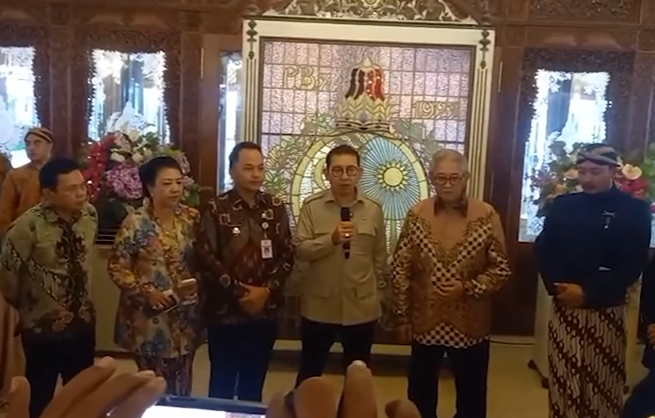 Suasana di Keraton Surakarta Hadiningrat memanas saat Menteri Kebudayaan Fadli Zon menyerahkan SK penunjukan pelaksana pengelolaan cagar budaya pada Minggu 1812026FOTO Tangkap Layar Youtube KETIKKABARcom Suasana di Keraton Surakarta Hadiningrat memanas saat Menteri Kebudayaan Fadli Zon menyerahkan SK penunjukan pelaksana pengelolaan cagar budaya pada Minggu 1812026FOTO Tangkap Layar Youtube