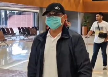 Bupati Pati Sudewo tiba di Bandara Internasional Soekarno-Hatta (Soetta) pada Selasa (20/1/2026) setelah terjaring operasi tangkap tangan (OTT) oleh Komisi Pemberantasan Korupsi (KPK)/FOTO: Tangkap Layar Youtube