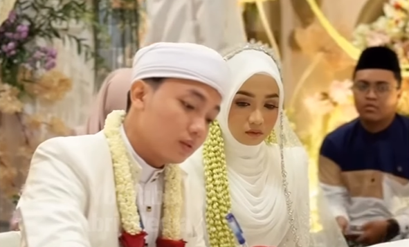 Gus Anas Hidayatulloh resmi mempersunting pendakwah kondang Ning Umi Laila pada 17 Januari 2026 laluFOTO Tangkap Layar Youtube KETIKKABARcom Gus Anas Hidayatulloh resmi mempersunting pendakwah kondang Ning Umi Laila pada 17 Januari 2026 laluFOTO Tangkap Layar Youtube