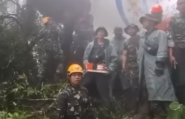 Tim khusus timsus berhasil menemukan black box pesawat ATR 42500 yang mengalami kecelakaan di Gunung Bulusaraung Kabupaten Pangkep Sulawesi Selatan pada hari Rabu 2112026 sekitar pukul 1100 WitaFOTO Tangkap Layar Youtube TVOne KETIKKABARcom Tim khusus timsus berhasil menemukan black box pesawat ATR 42 500 yang mengalami kecelakaan di Gunung Bulusaraung Kabupaten Pangkep Sulawesi Selatan pada hari Rabu 2112026 sekitar pukul 1100 WitaFOTO Tangkap Layar Youtube TVOne