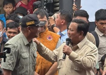 Bupati Aceh Tamiang, Armia Fahmi berdialog dengan Presiden Prabowo Subianto saat meninjau pembangunan hunian di Aceh Tamiang, Kamis, 1 Januari 2026 (FOTO: Ist)