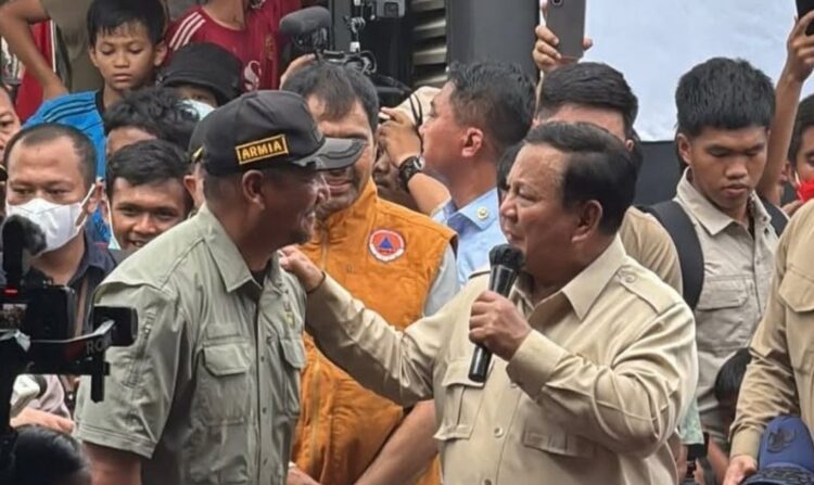Bupati Aceh Tamiang Armia Fahmi berdialog dengan Presiden Prabowo Subianto saat meninjau pembangunan hunian di Aceh Tamiang Kamis 1 Januari 2026 FOTO Ist KETIKKABARcom Bupati Aceh Tamiang Armia Fahmi berdialog dengan Presiden Prabowo Subianto saat meninjau pembangunan hunian di Aceh Tamiang Kamis 1 Januari 2026 FOTO Ist